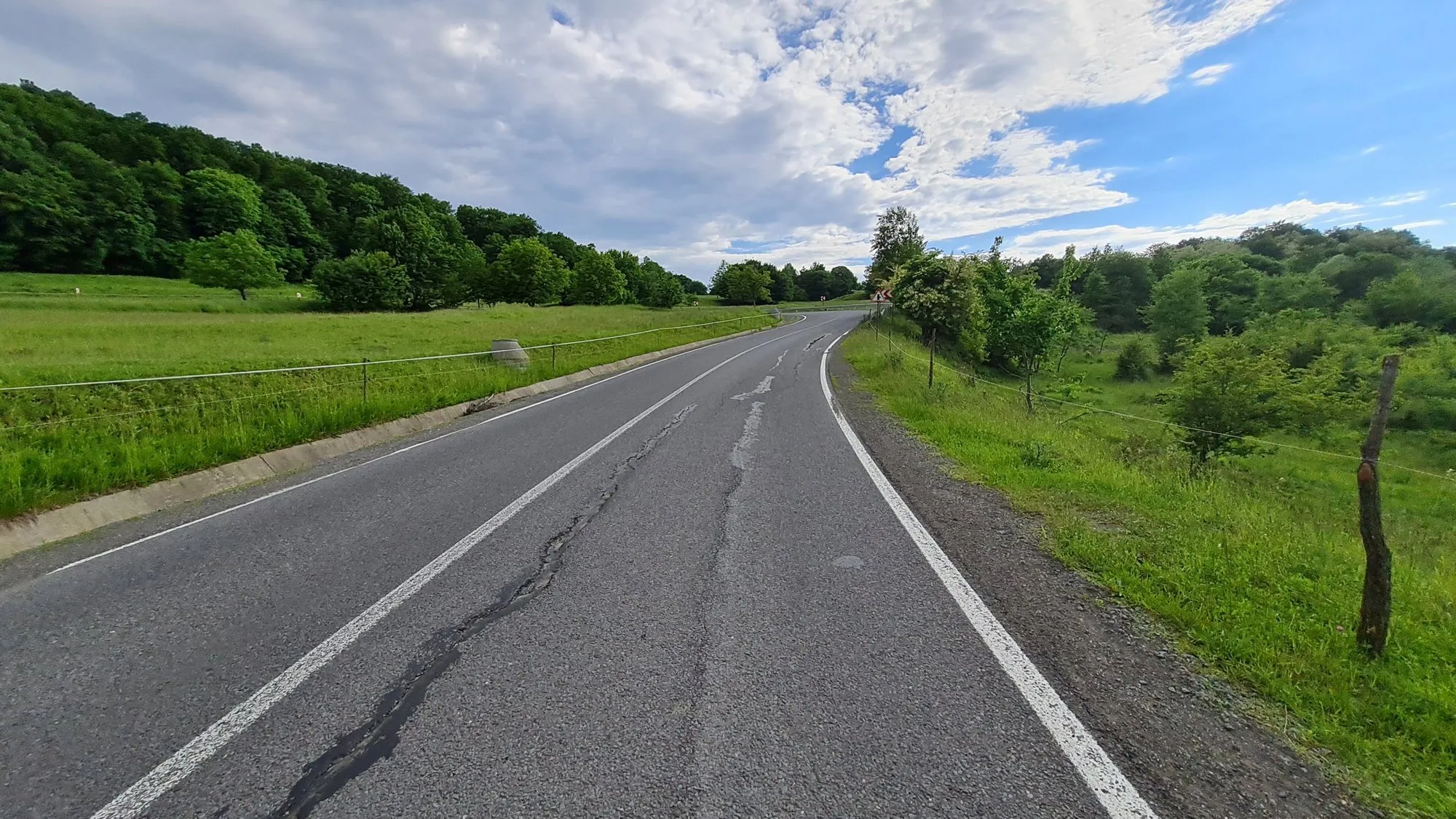 Drum județean reabilitat, traversând zona de deal